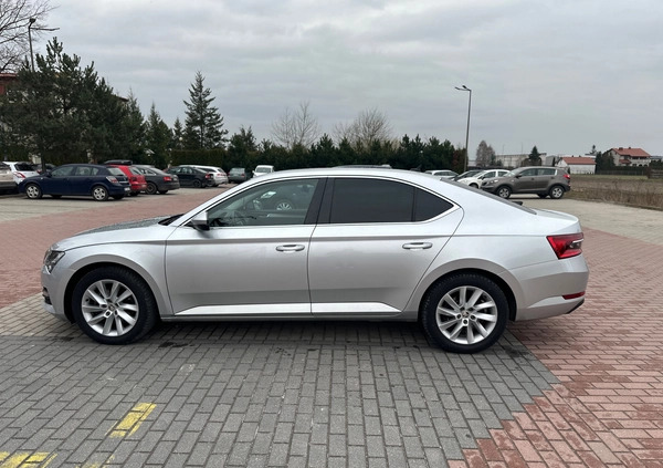 Skoda Superb cena 74900 przebieg: 237000, rok produkcji 2020 z Słupsk małe 529